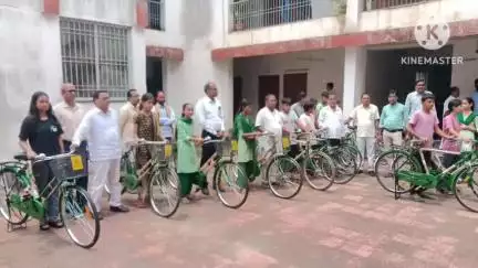 पथरगामा: पथरगामा प्रखंड परिसर में 16 छात्र-छात्राओं के बीच साइकिल का वितरण किया गया
