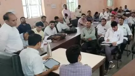 रामगढ़ पचवारा: पंचायत समिति सभागार में आयोजित बैठक में अनुपस्थित चार कार्मिकों को उपखंड अधिकारी ने जारी किया कारण बताओ नोटिस