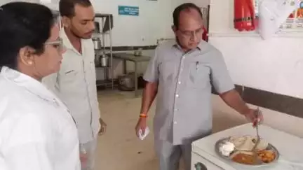 खाचरौद: जिला चिकित्सालय की भोजनशाला का निरीक्षण कर व्यवस्थाएँ देखी गईं