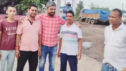 बाराचट्टी: बिहार के यूट्यूबर मनीष कश्यप मायापुर स्थित श्री राम होटल पहुंचे, लोगों से हुए रूबरू, लोगों ने ली सेल्फी
