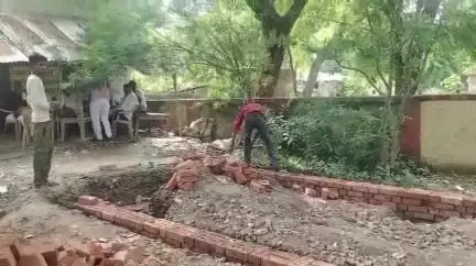 जखनिया: भुड़कुड़ा कोतवाली के सामने विधायक निधि से बन रहे प्रतीक्षालय पर विवाद, पुलिस ने निर्माण कार्य रुकवाया