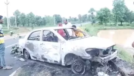 କଣ୍ଟାମାଳ: ରେକଡୋଲ ନିକଟରେ ଜଳିଗଲା କପସିରଫ ବୋଝେଇ କାର, ଦୁଇ ଜଣ ଗିରଫ