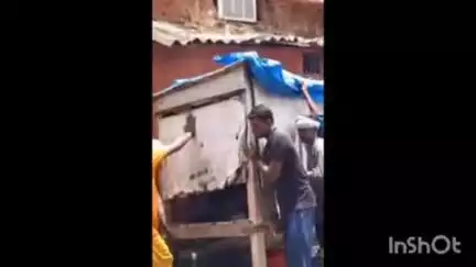 वाराणसी के आदमपुर में अतिक्रमण हटाने पहुंची टीम, दुकानदार हाथ जोड़कर मांगते रहे समय