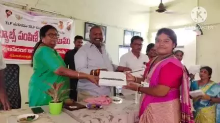 యలమంచిలి మున్సిపాలిటీ పరిధిలో పనిచేస్తున్న మెప్మా సీఆర్పీలకు ట్యాబులను అందజేసిన ఎమ్మెల్యే సుందరపు విజయ్ కుమార్