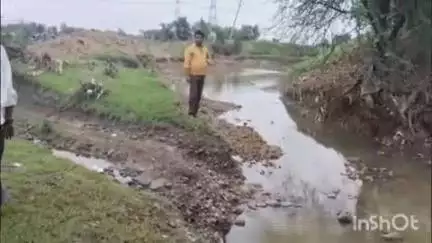 वाशिम: वाघी रोडवरील नाला खोलीकरणाच्या कामामुळे पहिल्याच पावसात रस्ता गेला वाहून, ५० एकरावरील पेरण्या रखडल्या