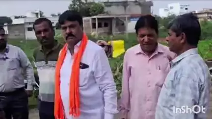 जळगाव जामोद: शिवसेना ठाकरे गटाचे तालुकाध्यक्ष गजानन वाघ यांचे आत्मदहन रद्द, मुख्याधिकाऱ्यांनी त्यांच्या घरी जाऊन केले आश्वासित