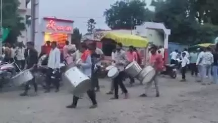 मालेगाव: शिरपूर येथील अक्षय भालेराव यांची 'युपीएससी'मार्फत डेप्युटी आर्किटेक्ट म्हणून नियुक्ती झाल्याने गावातून मिरवणूक