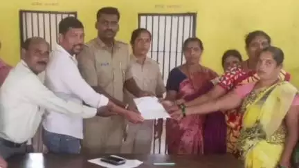 ಕಾರವಾರ: ಹೇಳದೇ ಕೇಳದೆ ಮಹಿಳೆಯರ ವಿಡಿಯೋ ಮಾಡಿದ ಭೂಪ, ಕ್ರಮಕ್ಕೆ ಆಗ್ರಹಿಸಿ ಚಿತ್ತಾಕುಲಾ ಪೊಲೀಸ್ ಠಾಣೆಗೆ ದೂರು