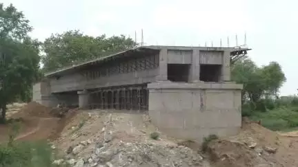 ବୌଦ୍ଧ ସଦର: ଗୁଆବାହଲ ନିକଟ ବ୍ରିଜ ଅଧପନ୍ତରିଆ, ଯାତାୟତରେ ବାଧାପ୍ରାପ୍ତ, ତୁରନ୍ତ ନିର୍ମାଣ ପାଇଁ ଦାବି #jansamasya
