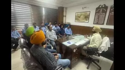 ਐਸਏਐਸ ਨਗਰ ਮੁਹਾਲੀ: ਟਰੈਫਿਕ ਪੁਲਿਸ ਵੱਲੋਂ ਸੈਕਟਰ 76 ਵਿਖੇ ਸਕੂਲੀ ਬੱਸਾਂ ਦੇ ਡਰਾਈਵਰਾਂ ਲਈ ਆਵਾਜਾਈ ਨਿਯਮਾਂ ਦੀ ਪਾਲਨਾ ਬਾਰੇ ਲਗਾਇਆ ਗਿਆ ਜਾਗਰੂਕਤਾ ਕੈਂਪ