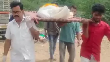 జమ్మలమడుగు: వేపరాలలో వృద్ధుడికి అంత్యక్రియలు నిర్వహించిన మే ఐ హెల్ప్ యు ఫౌండేషన్ సభ్యులు