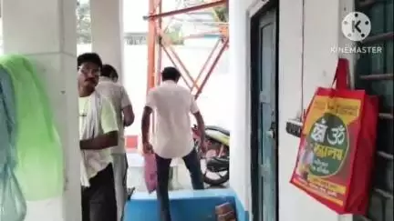 খানাকুল ১: গৌরহাটি গ্রামে দু'তলার ছাদের প্রাচীর ভেঙে নিচে বাবার উপর পড়ল ছেলে, মৃত্যু হলো বাবার