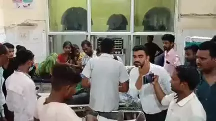 सीतापुर: खैराबाद टोल प्लाजा के पास तेज रफ्तार ई-रिक्शा अनियंत्रित होकर पलटा, बच्चों सहित 6 लोग हुए घायल