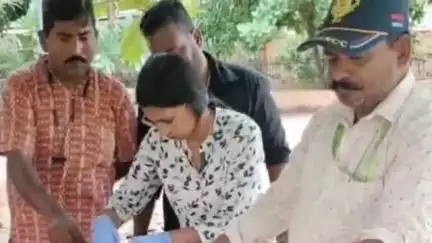 ଜଟଣୀ: ସ୍ଥାନୀୟ ଷ୍ଟେଟ ବ୍ୟାଙ୍କ ପଛ ପଟୁ ଉଦ୍ଧାର ଆହତ ନାଗ ସାପକୁ ଜଙ୍ଗଲରେ ସୁରକ୍ଷିତ ଛାଡିଲେ ବିଦେଶୀ ମହାପାତ୍ର