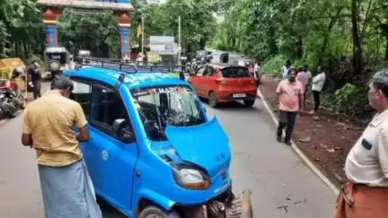 ಸುಳ್ಯ: ಪಟ್ಟಣದಲ್ಲಿ ಕಾರು-ಆಟೋ ಟ್ಯಾಕ್ಸಿ ನಡುವಿನ ಅಪಘಾತಕ್ಕೆ ಒಡೆದು ಹೋದ ಕಾರಿನ ಚಕ್ರ!