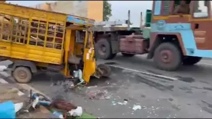 పాణ్యం మండలం శాంతిరాం హాస్పిటల్  సమీపంలో ఆటో, టిప్పర్ ఢీ, ఆటో డ్రైవర్‌కు గాయాలు