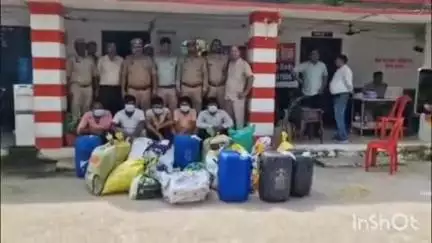 बिजनौर: कस्बा झालू में कंपोजिट शराब की दुकान से आबकारी विभाग और पुलिस की संयुक्त टीम ने नकली शराब की बरामद