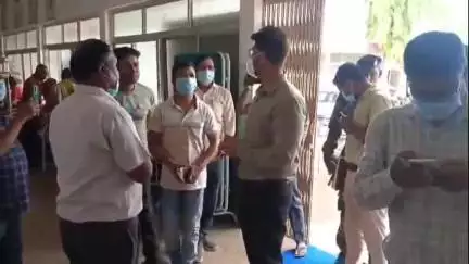 पलारी: डायरिया प्रभावितों का जायजा लेने कलेक्टर पहुंचे सीएचसी पलारी, वार्डों में सर्वे, सैंपल जांच व सतत निगरानी के दिए निर्देश