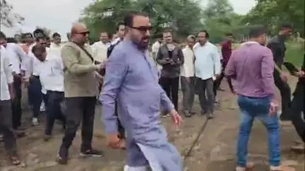 बुलढाणा: मेहकर आणि लोणार तालुक्यात ढगफुटी सारख्या पावसामुळे शेतांचे वाळवंट झाले : केंद्रीय मंत्री प्रतापराव जाधव