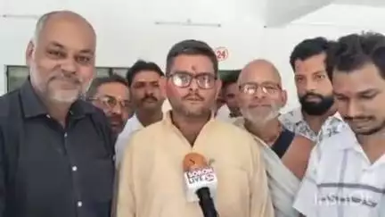 कासगंज: सोशल मीडिया पर ब्राह्मण समाज के खिलाफ टिप्पणी करने पर ब्राह्मण कल्याण सभा ने कलेक्ट्रेट पर डीएम को दिया ज्ञापन