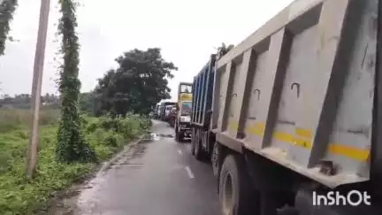 ବ୍ରହ୍ମଗିରି: ମଣ୍ଡିରେ ଧାନ ବିକ୍ରି କରିବା ଦାବିରେ ବ୍ରହ୍ମଗିରି-ଡେଲାଙ୍ଗ ରାସ୍ତାର ଜାଡ଼ିପଡ଼ା ମୁଣ୍ଡାଳ ଛକରେ ରାଷୀଙ୍କ ରାସ୍ତା ଅବରୋଧ