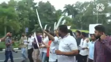 हुज़ूर: कांग्रेस प्रदेशाध्यक्ष जीतू पटवारी पर FIR दर्ज होने के विरोध में भोपाल में NSUI का हल्ला बोल, पहुंचे CM निवास