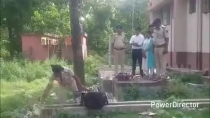 अमदाबाद: थाना परिसर में ज़ब्त 57.500 लीटर अवैध शराब नष्ट की गई, CO व SHO समेत कई अधिकारी रहे मौजूद
