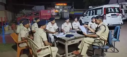 रात्रि में पुलिस अधीक्षक महोदय द्वारा उदवंतनगर थाना का निरीक्षण किया गया।इस दौरान हत्या, लूट, डकैती आदि जैसे लंबित गंभीर कांडों की समीक्षा की गई