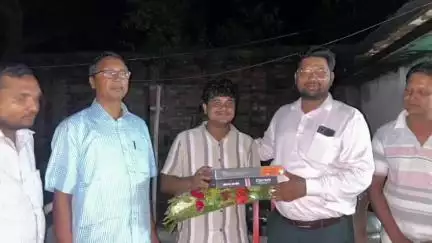 সাগরদিঘি: সাগরদিঘী ব্লকের রত্নদের, কুর্নিশ জানাতে তাদের বাড়িতে হাজির  পঞ্চায়েত সমিতির সভাপতি
