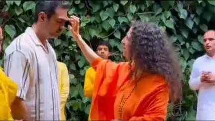 ऋषिकेश: बॉलीवुड फिल्म अभिनेत्री ईशा देओल पति संग परमार्थ निकेतन में गंगा आरती में पहुंचीं और किया सहभाग