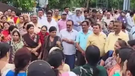 दमोह: ई-अटेंडेंस ऐप के विरोध में शिक्षक उतरे सड़कों पर, मुख्यमंत्री के नाम कलेक्टर को सौंपा ज्ञापन
