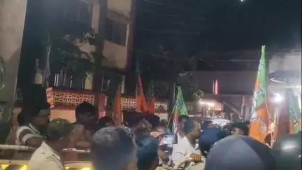 কাকদ্বীপ: সুকান্ত মজুমদারকে গ্রেপ্তারের প্রতিবাদে বিক্ষোভ মিছিল কাকদ্বীপ থানার সামনে বিক্ষোভ দেখায় বিজেপি কর্মীরা