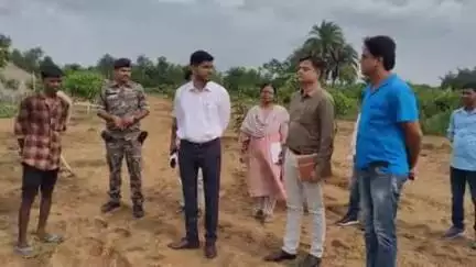 सारठ: DDC पियूष सिन्हा ने सारठ में विभिन्न योजनाओं का निरीक्षण किया, अधिकारियों को दिए निर्देश