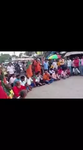 কালিয়াচক ৩: কলকাতার ল কলেজে ছাত্রীর ধর্ষনের প্রতিবাদে বৈষ্ণবনগরে পথ অবরোধ বিজেপির।