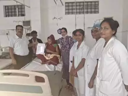 अलीराजपुर: कानपुर: रजिता और सोरवा को प्रसव के तीसरे दिन अस्पताल से छुट्टी से पहले ही मिला जन्म प्रमाण पत्र