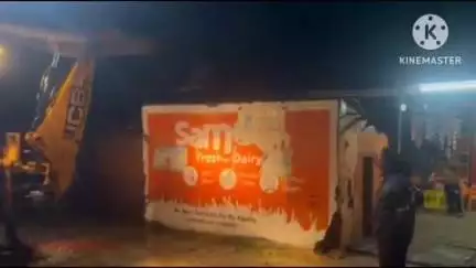 खुरई: नगर पालिका टीम ने जर्जर मकानों पर फिर चलाया बुलडोजर, मकान गिराने का खर्चा मकान मालिक से ही वसूला जाएगा
