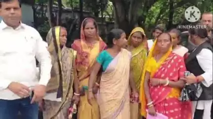 गोलमुरी-सह-जुगसलाई: पारडीह के डुंगरी कॉलोनी के लोगों ने डीसी ऑफिस पर किया प्रदर्शन, घर न गिराने की मांग #jansamasya
