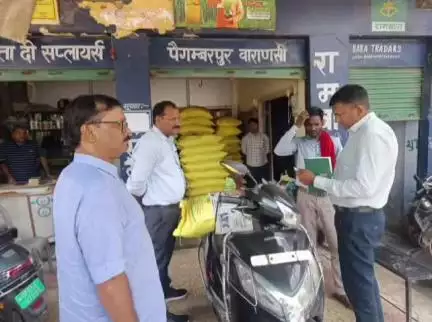 राजातालाब: जिला कृषि अधिकारी ने खाद के गोदाम पर की छापेमारी, पैगम्बरपुर से लिया गया सैंपल