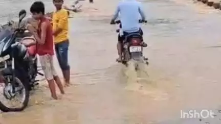 नागौद: जल बहाव से धौरहरा पनास गांव का मार्ग अवरुद्ध, पुलिस पर भी जल का बहाव