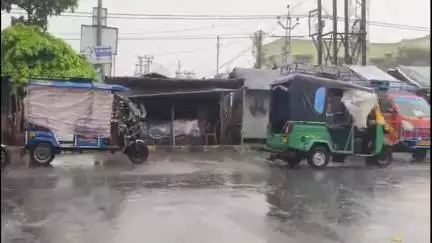 নামখানা: প্রাকৃতিক দুর্যোগকে উপেক্ষা করে বকখালি উদ্দেশ্যে যাওয়ার জন্য মানুষের ভিড় নামখানা ১১৭ নম্বর জাতীয় সড়কে