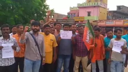 বড়ঞা: বড়ঞা স্কুল মোড় এলাকায় রাস্তা অবরোধ করে বিক্ষোভ দেখায় BJP কর্মী সমর্থকরা, উপস্থিত জেলা BJP-র সম্পাদক