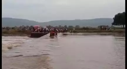 मानिकपुर: मानिकपुर तहसील क्षेत्र के ऊंचाडीह के चमरौहां से निकली बरदहा नदी उफान पर, जान जोखिम में डालकर नदी पार कर रहे ग्रामीण