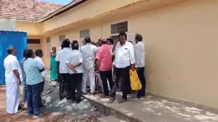வேடசந்தூர்: புதிய மின்வாரிய அலுவலகத்தில் குப்பைத் தொட்டியில் முன்னாள் முதல்வர் ஜெயலலிதாவின் படங்கள் சமூக வலைதளங்களில் வைரல் #viral