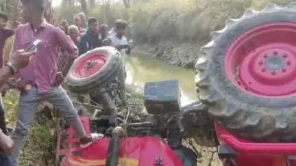 मुंगेली: मुंगेली जिले के ग्राम परसाकापा में खेत में काम करते समय पलटा ट्रैक्टर, एक युवक की हुई मौत