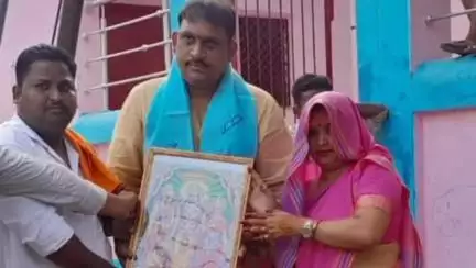 खैर: विकास कार्यों के लिए खैर के चेयरमैन को किया गया सम्मानित