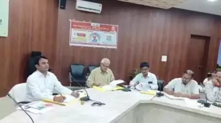 सेवराई: कलेक्ट्रेट सभागार में DDO ने संचारी रोग नियंत्रण व दस्तक अभियान पर जिलास्तरीय बैठक की, जन जागरूकता पर दिया जोर