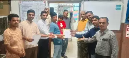शुजालपुर: शुजालपुर रेलवे अपडाउनर्स वेलफेयर एसोसिएशन ने ट्रेनों के ठहराव की मांग को लेकर स्टेशन पर ज्ञापन सौंपा