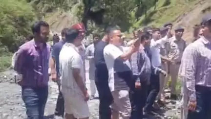 बागेश्वर: भारी बारिश से प्रभावित क्षेत्रों का जिलाधिकारी आशीष भटगांई ने किया निरीक्षण, राहत कार्यों के दिए निर्देश