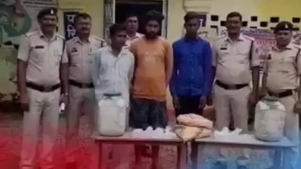 मस्तुरी: पचपेड़ी पुलिस ने चेतना विरुद्ध नशा के अंतर्गत बड़ी कार्रवाई की, 3 आरोपियों के कब्जे से 83 लीटर अवैध कच्ची शराब ज़ब्त
