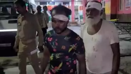 फिरोज़ाबाद: आकाश वाड़ी रोड इलाके में रास्ते पर पिता-पुत्र को जमकर पीटा, रुपये छीनने का लगाया आरोप